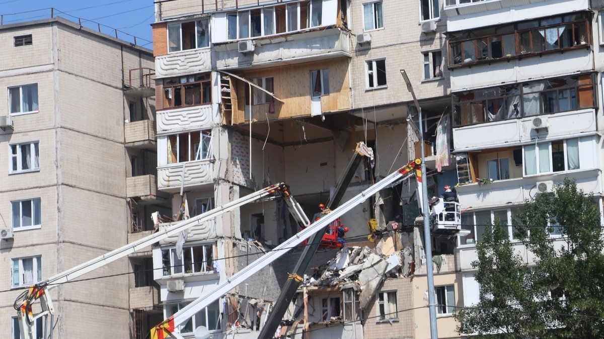 Взрыв на Позняках: в одной из квартир нашли оружие и боеприпасы