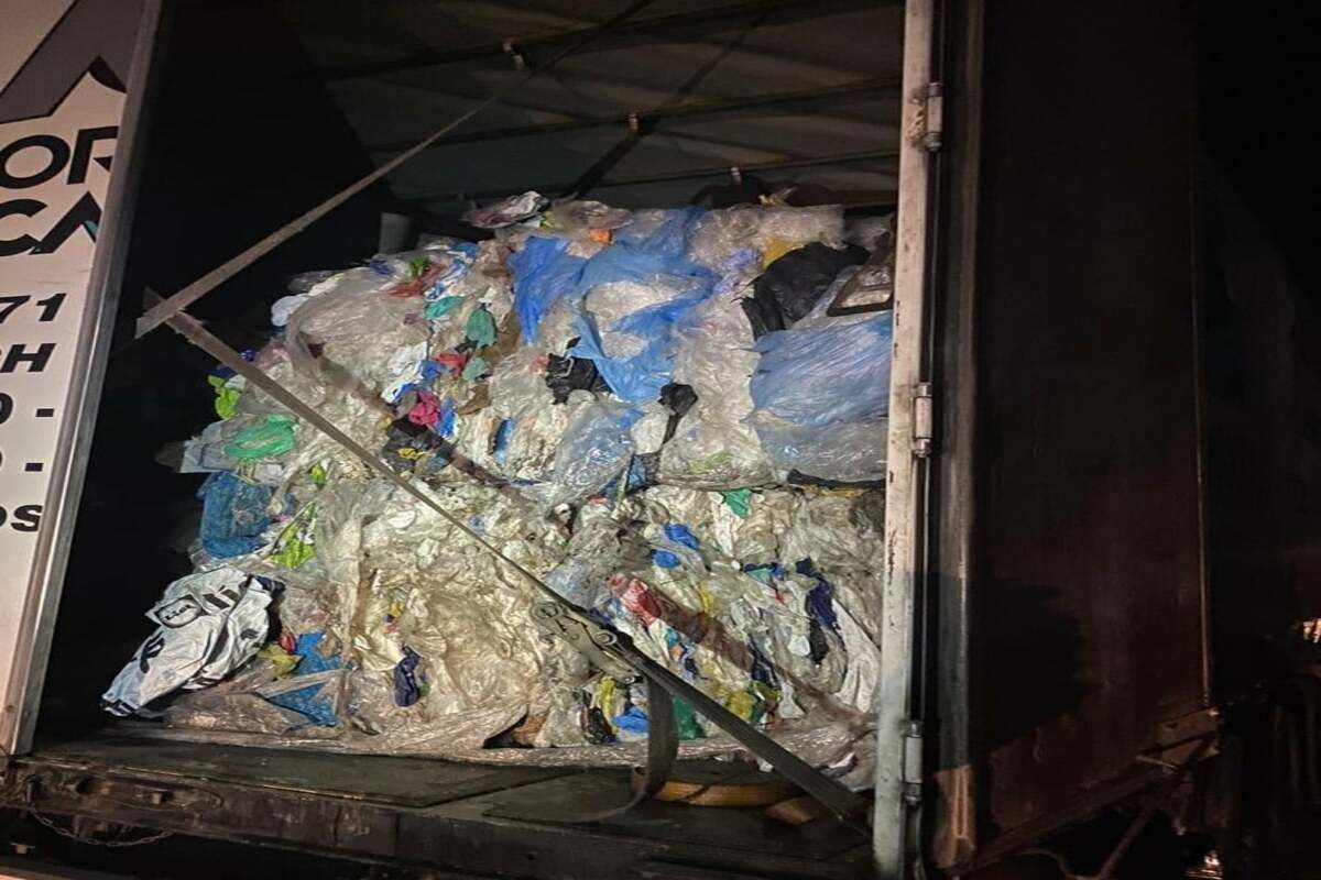 Віз сир у смітті: на Львівщині митники затримали контрабандиста Віз сир у смітті: на Львівщині митники затримали контрабандиста