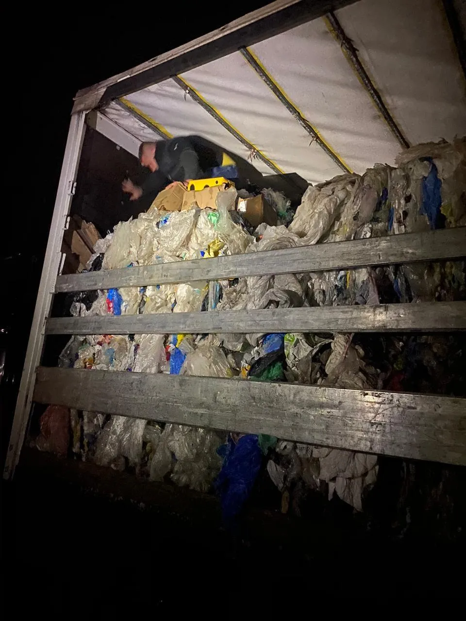 Віз 360 кілограмів сиру у смітті: на Львівщині митники затримали контрабандиста Віз 360 кілограмів сиру у смітті: на Львівщині митники затримали контрабандиста