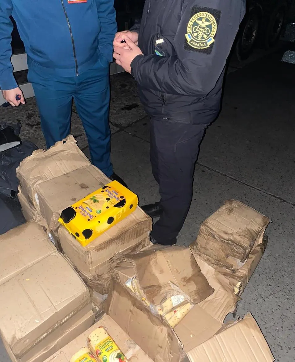 Віз 360 кілограмів сиру у смітті: на Львівщині митники затримали контрабандиста 