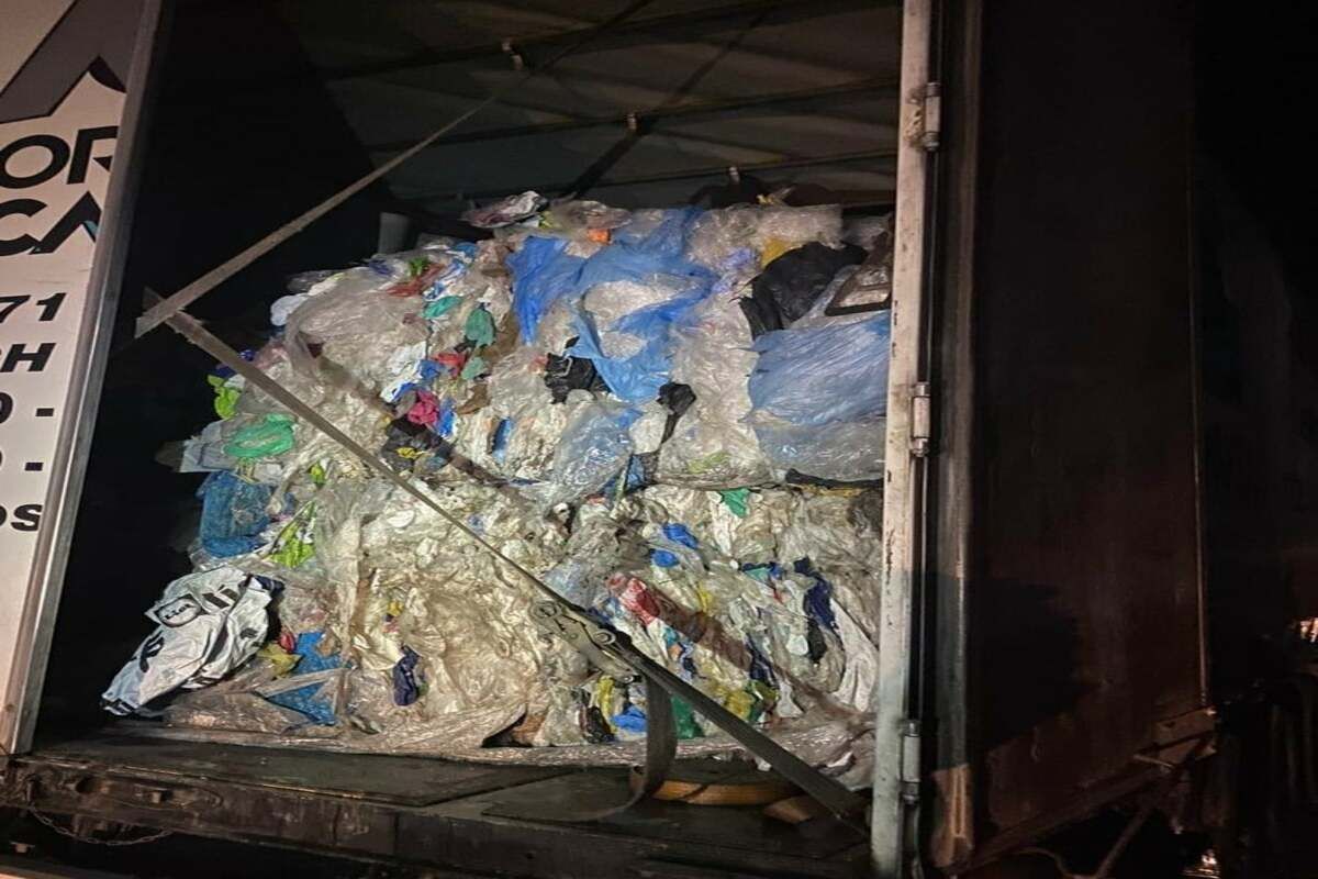 Вез сыр в мусоре: на Львовщине таможенники задержали контрабандиста