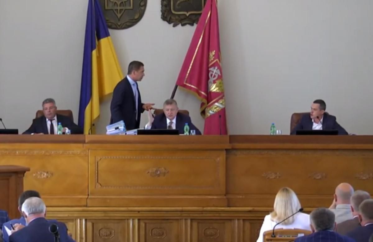 Х**ню городите: Кучер посварився з депутатами у Харкові – відео Х**ню городите: Кучер посварився з депутатами у Харкові – відео