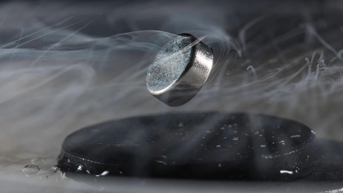 Инженеры создали первый в мире сверхпроводник, работающий при комнатной температуре: видео Инженеры создали первый в мире сверхпроводник, работающий при комнатной температуре: видео