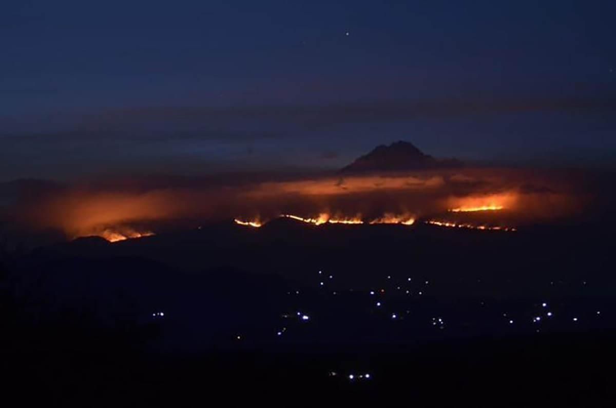 На склонах Килиманджаро не могут загасить масштабный пожар: видео