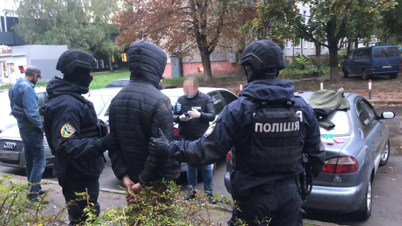 Наркотиков почти на миллион: во Львове задержали наркодилеров - фото