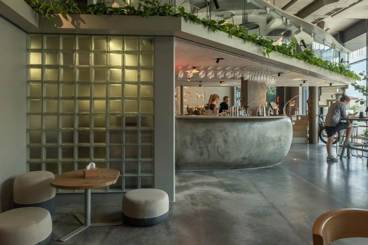 Бетон і скло виглядають досить органічно Бетон і скло виглядають досить органічно