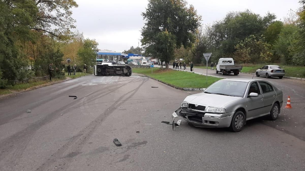 У Запоріжжі перекинулася маршрутка із пасажирами, є постраждалі