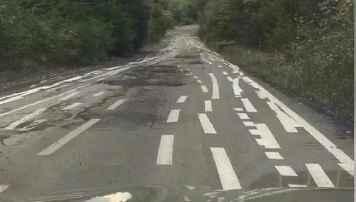 На Закарпатті на дорозі нанесли унікальну розмітку: відео