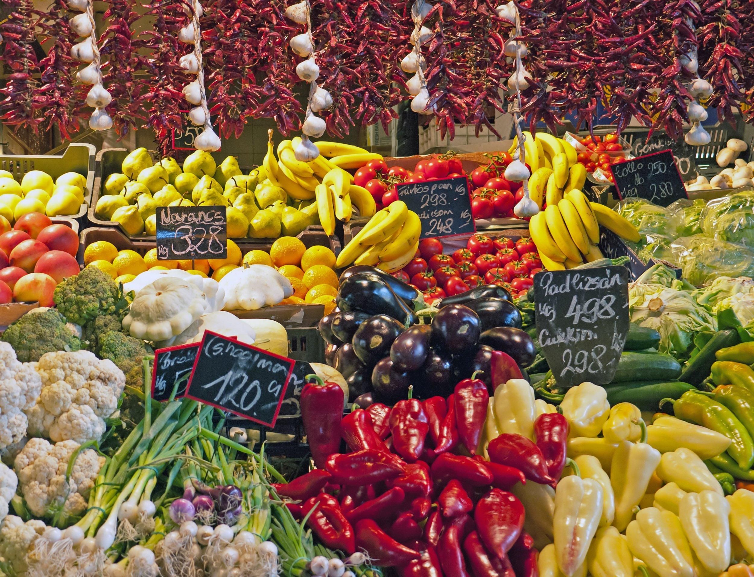 Сім'ї Львівщини витрачають майже половину бюджету на продукти: деталі