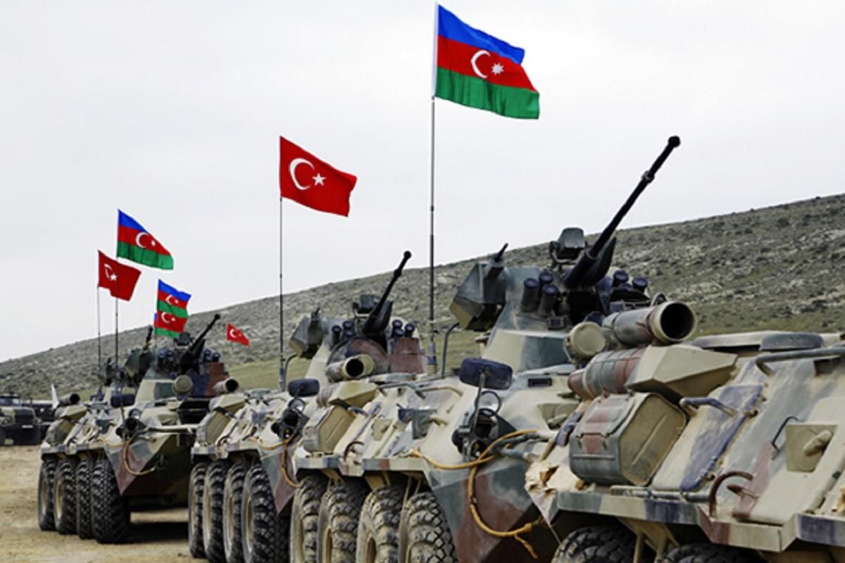 Азербайджанская пехота наступает среди разбитых армянских танков и тел погибших: видео (18+)