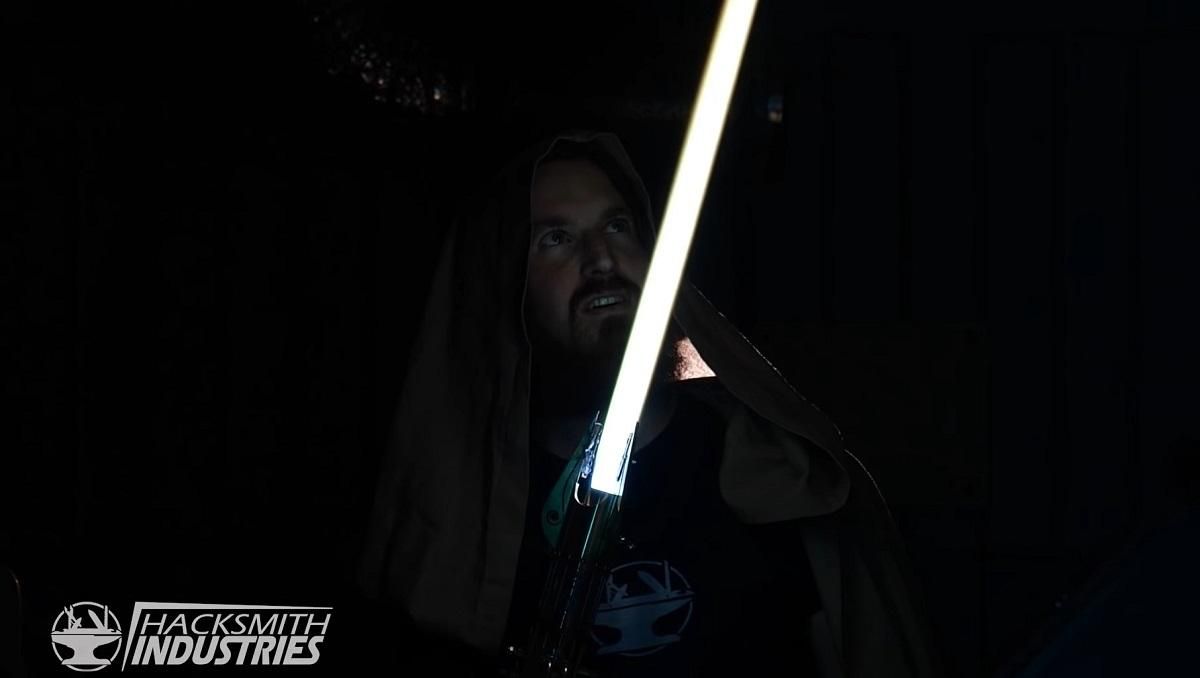 Инженеры создали настоящий световой меч из "Звездных войн" и протестировали его: видео