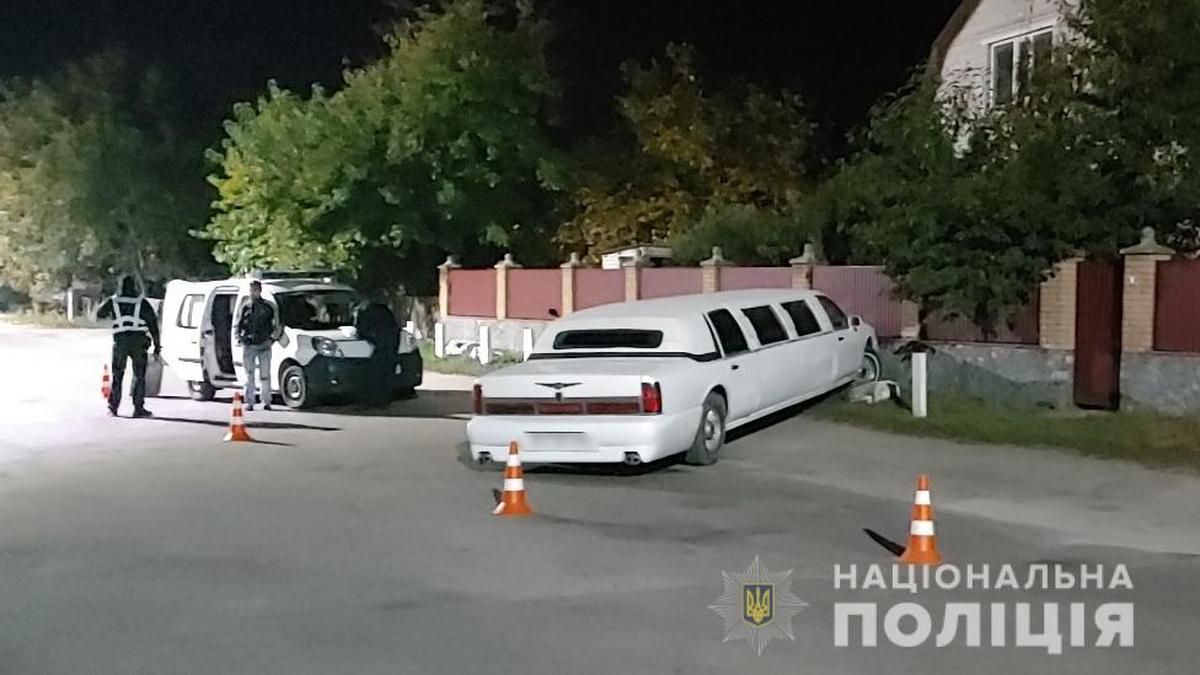 Под Киевом пьяный мужчина угнал лимузин и протаранил забор