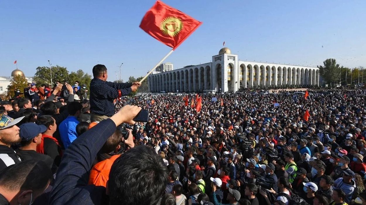  Парламент Кыргызстана отменил режим чрезвычайного положения в Бишкеке