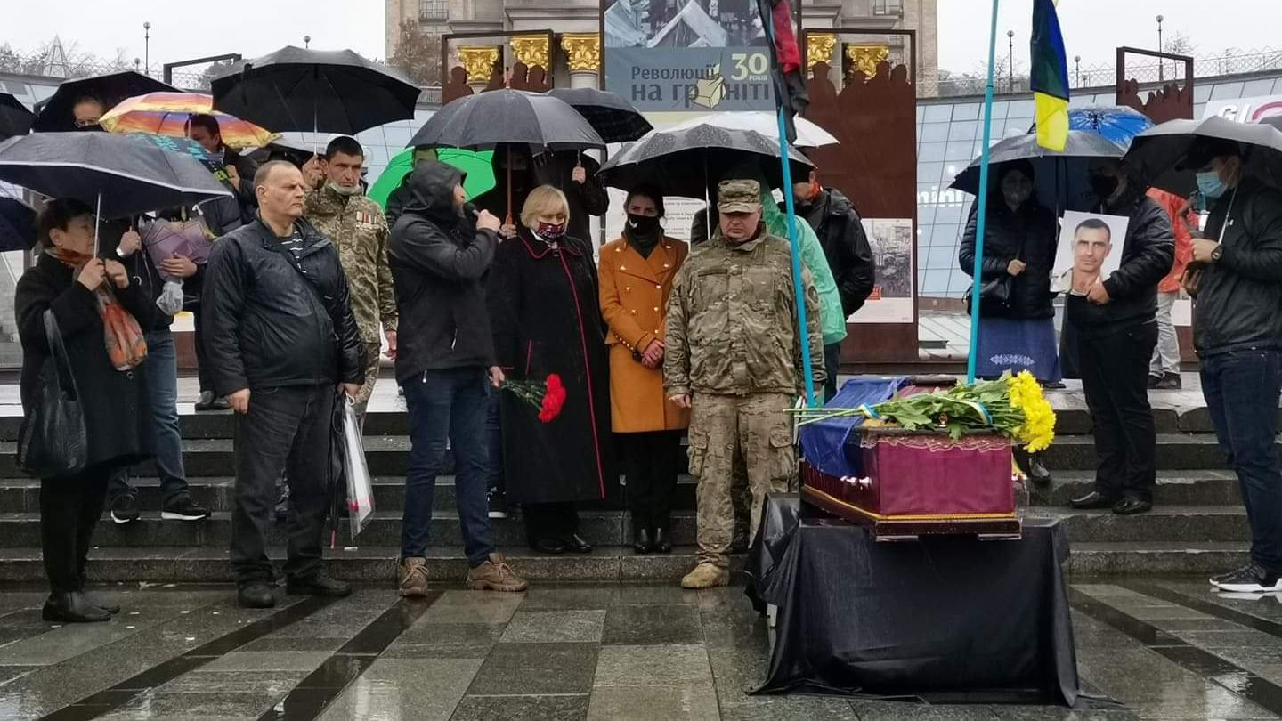 У Києві попрощалися з воїном Миколою Микитенком, що підпалив себе на Майдані через незгоду з владою: відео, фото