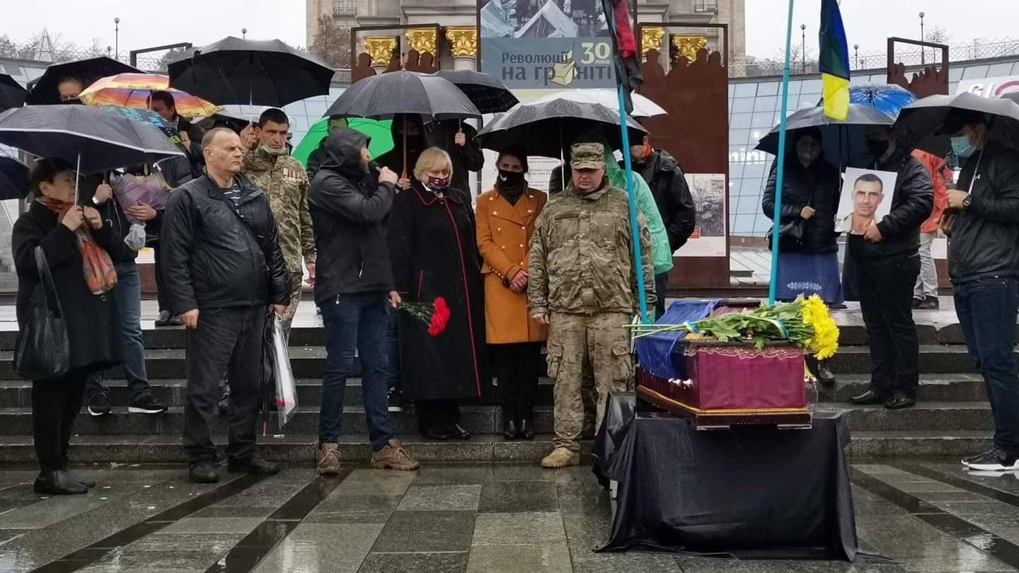 В Киеве попрощались с воином Николаем Микитенко, что поджег себя на Майдане из-за несогласия с властью: видео, фото В Киеве попрощались с воином Николаем Микитенко, что поджег себя на Майдане из-за несогласия с властью: видео, фото