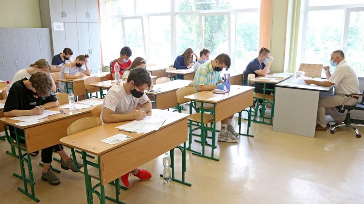 Канікул не буде: у школах Франківська вчитимуться, попри червону зону  