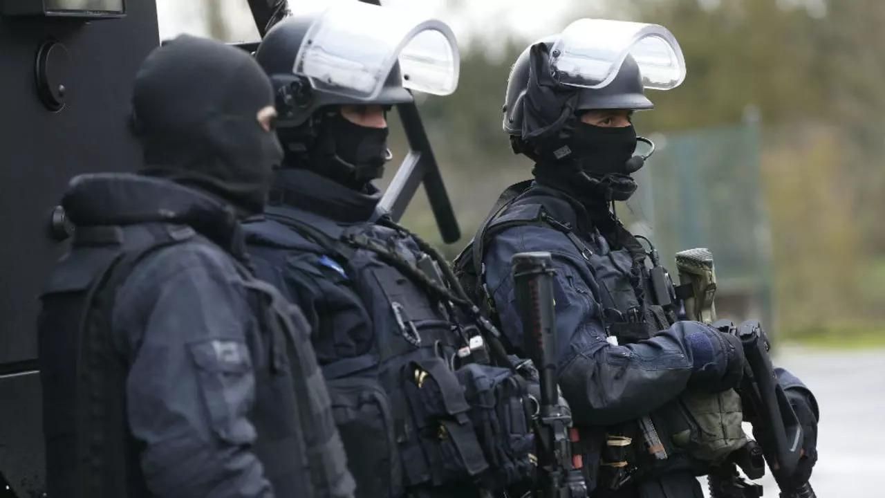 Чеченець убив учителя в передмісті Парижа: скількох людей затримали