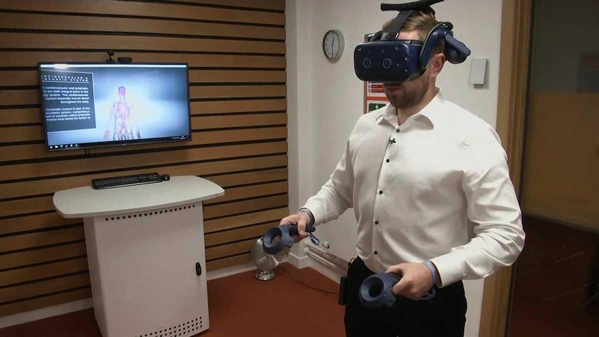 Британці використовують VR-окуляри на заняттях з анатомії: відео