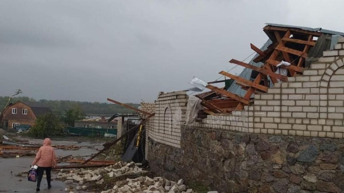 Пошкоджені будинки, затоплення: Україну накрила негода – фото, відео Пошкоджені будинки, затоплення: Україну накрила негода – фото, відео