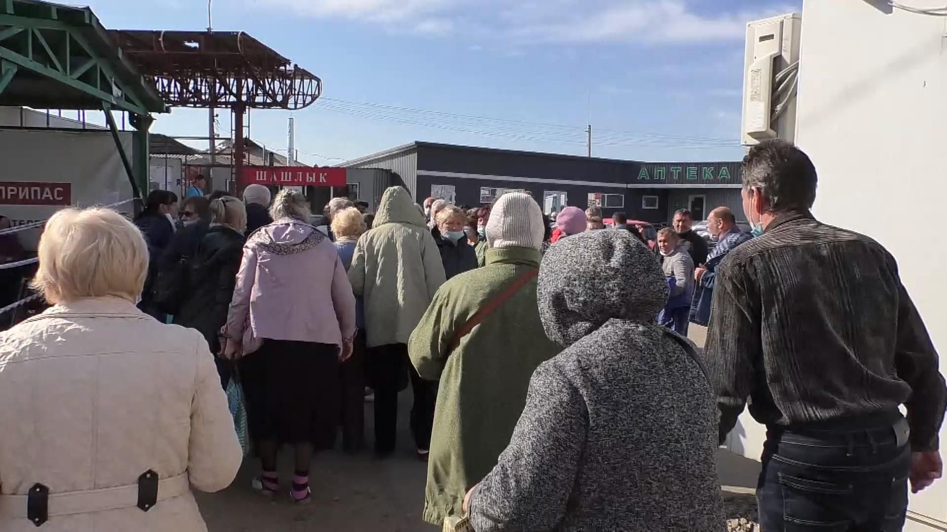 Люди ночують просто неба: ситуація на КПВВ Станиця Луганська – відео