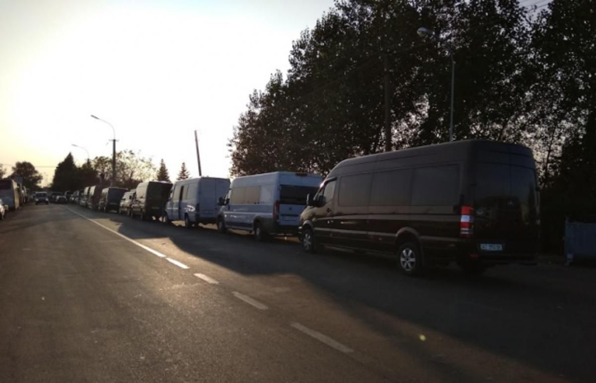 На границе с Венгрией в очереди стоят сотни автомобилей