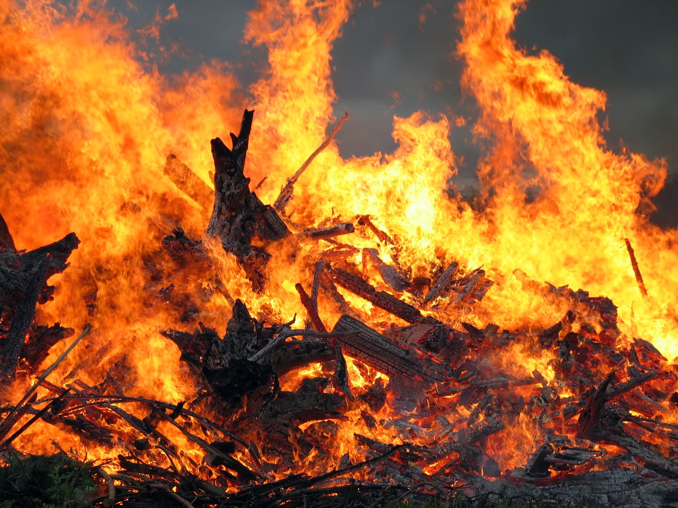 СМИ: В Харькове вспыхнул пожар в доме - видео