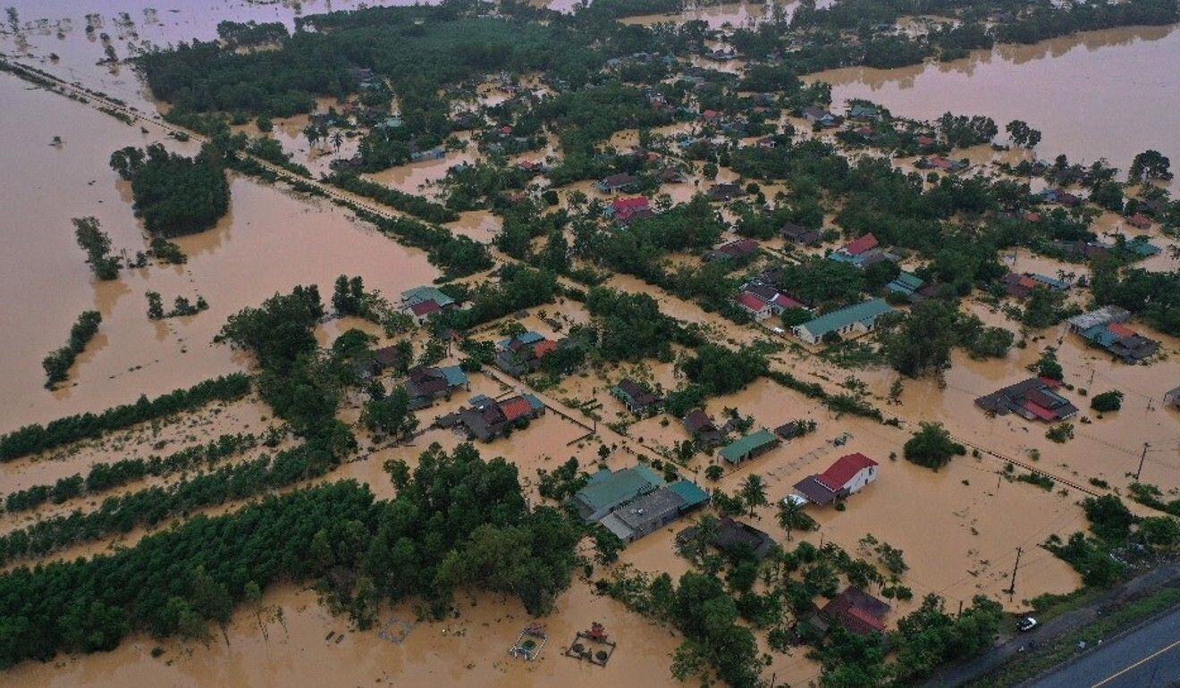 Повінь накрила В'єтнам: понад 70 жертв, військові під завалами