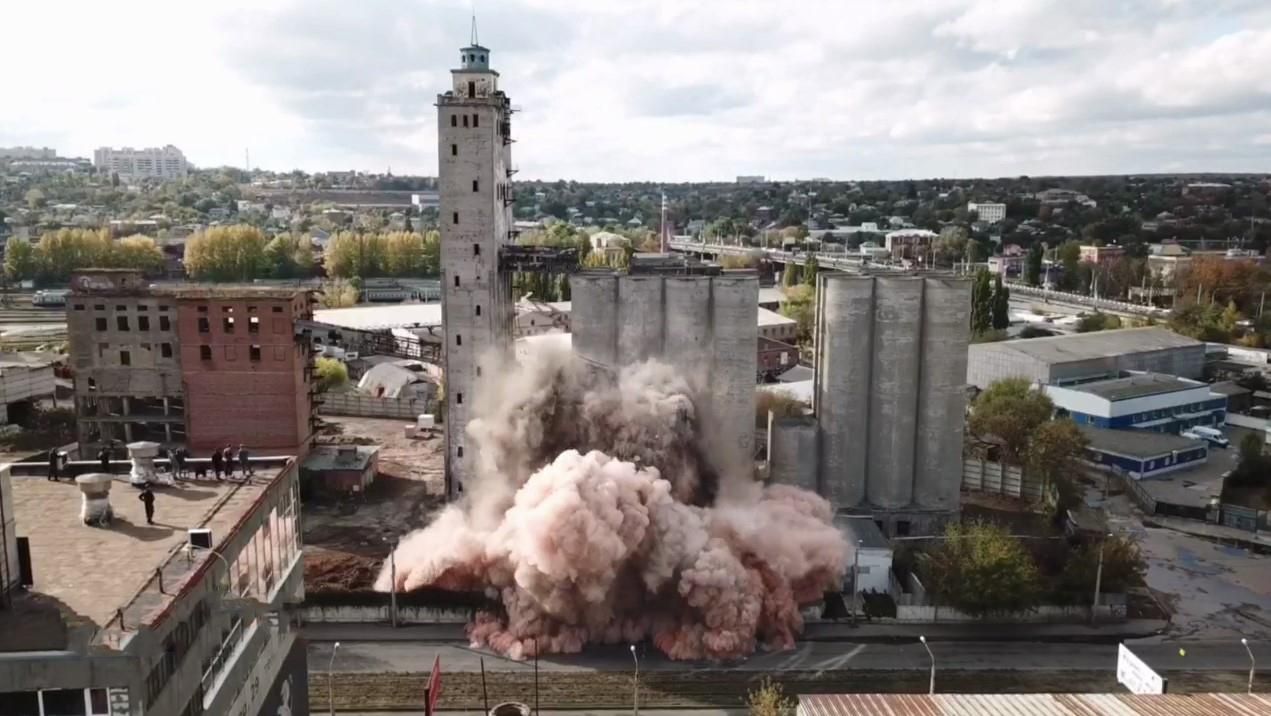 У Харкові 18.10.2020 підірвали старий елеватор: фото та відео