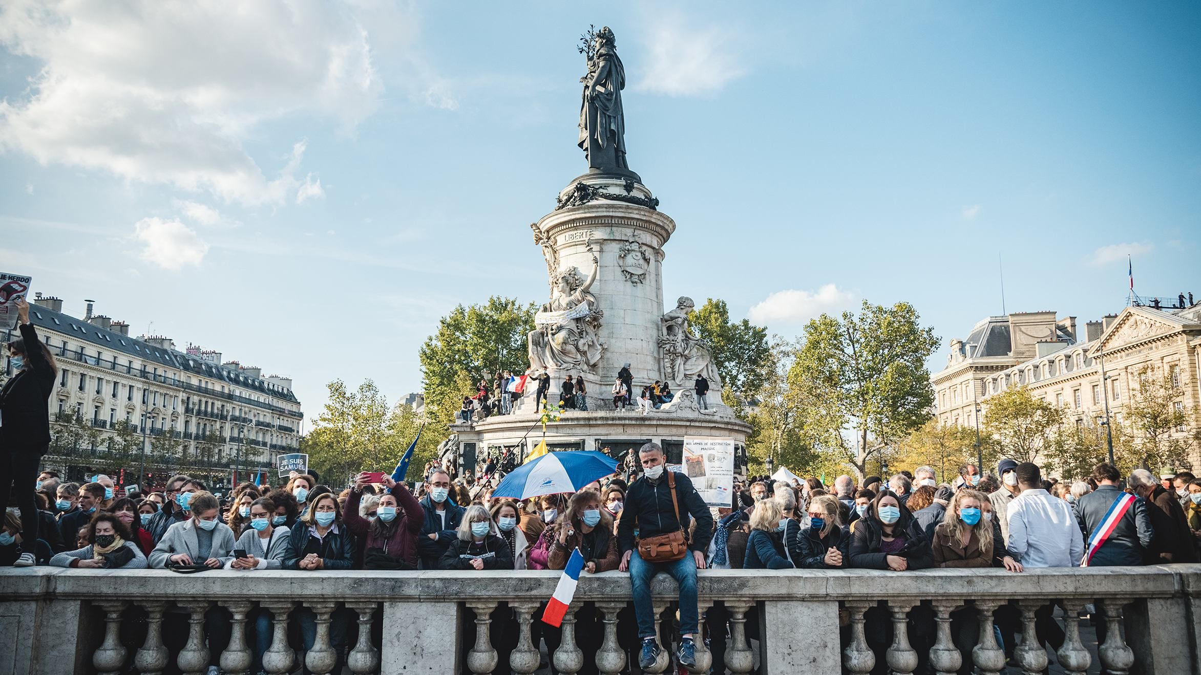 Чеченець обезголовив вчителя у Франції: кілька тисяч вийшли на акцію в Парижі – фото, відео