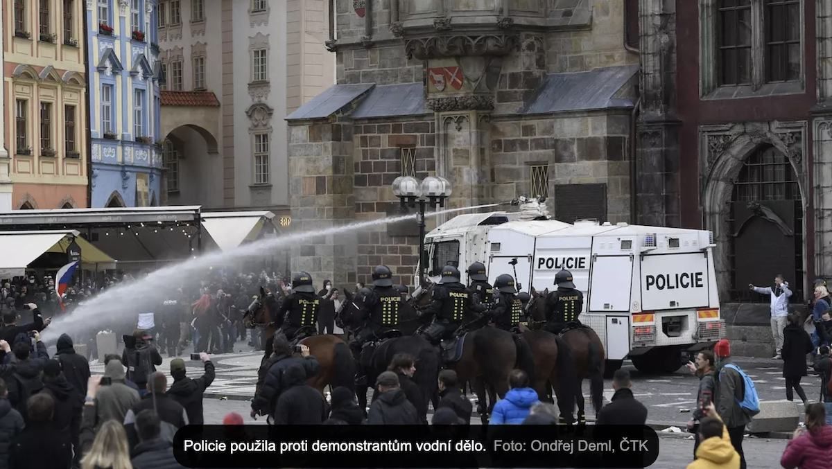 У Празі бунтували проти карантину, поліція застосувала водомети