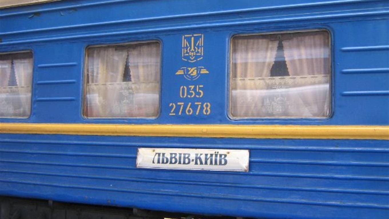 Дівчат з потягу Львів – Київ висадили з допомогою поліції