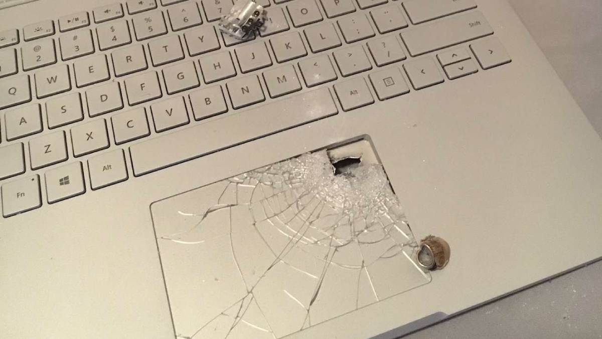 Microsoft Surface Book спас жизнь владельцу – остановил пулю Microsoft Surface Book спас жизнь владельцу – остановил пулю