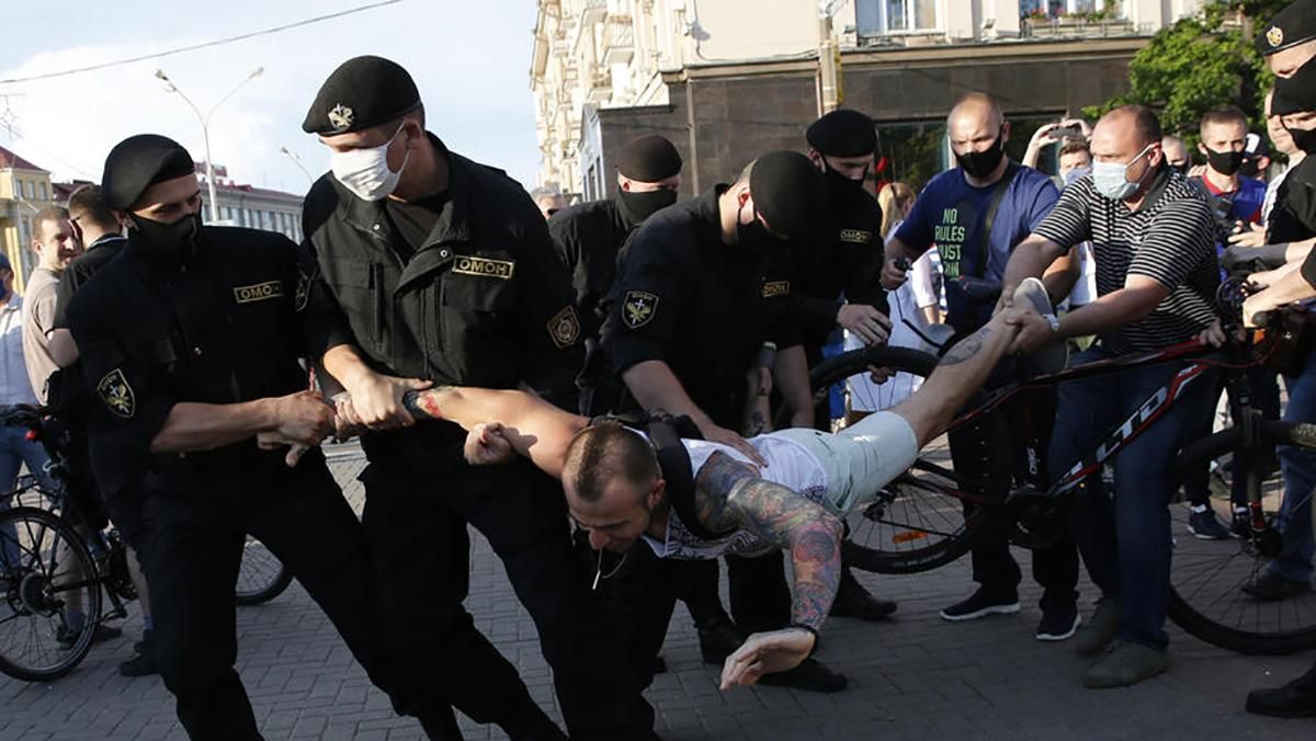 Во время протестов в Беларуси задержали более 200 человек Во время протестов в Беларуси задержали более 200 человек