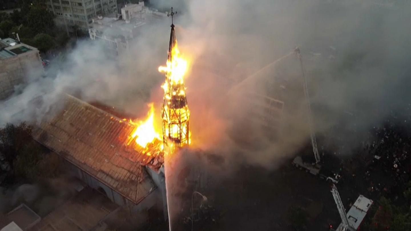 У Чилі протестувальники спалили 144-річну церкву: відео