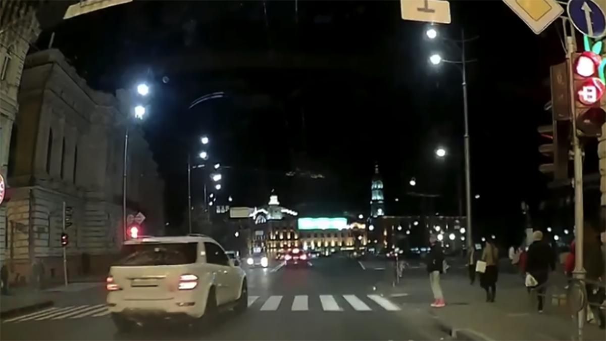 На перехресті Зайцевої у Харкові авто гнали на червоне: відео