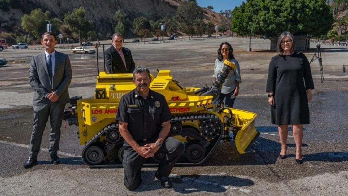 В США приняли на службу первого робота-пожарного: видео