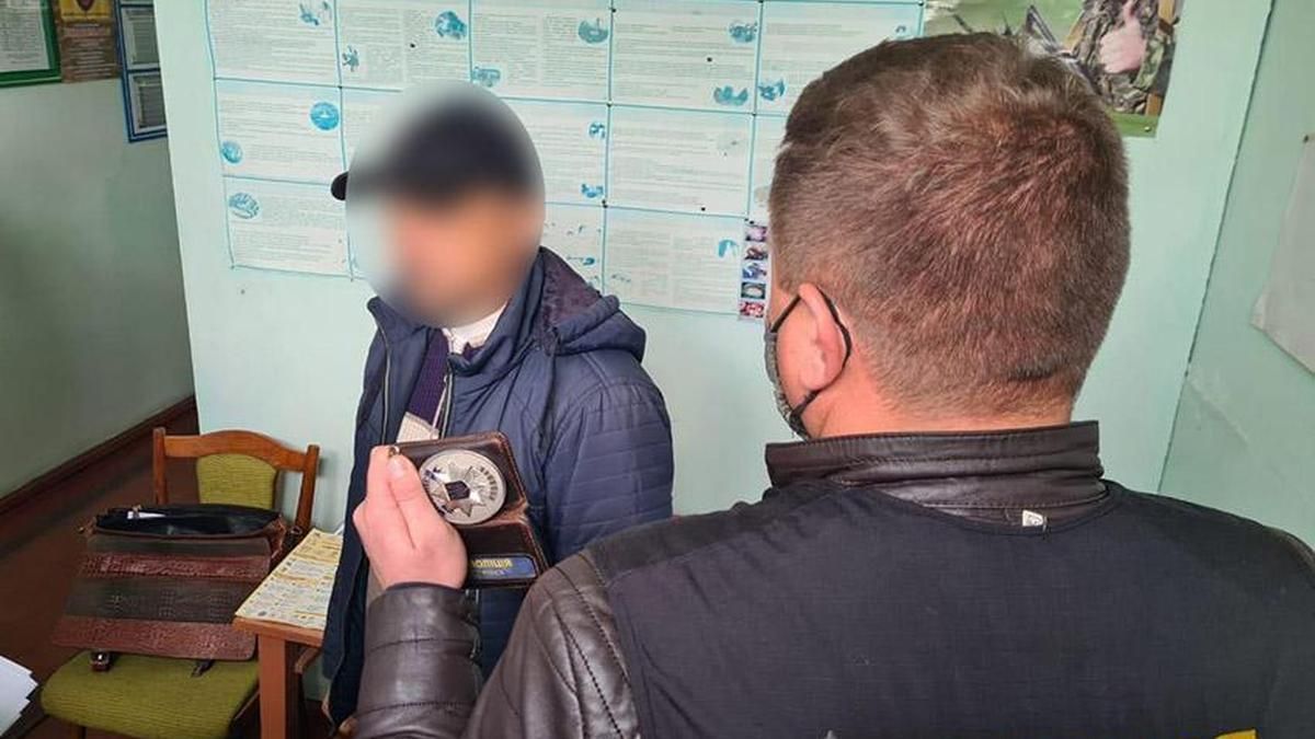 На Хмельниччині сільського голову затримали на великому хабарі На Хмельниччині сільського голову затримали на великому хабарі