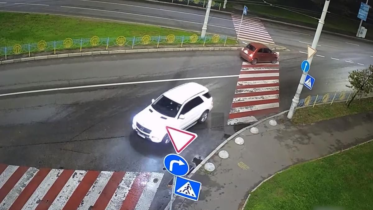 Очень нетрезвая киевлянка с ребенком совершил ДТП и гоняла встречкой Очень нетрезвая киевлянка с ребенком совершил ДТП и гоняла встречкой