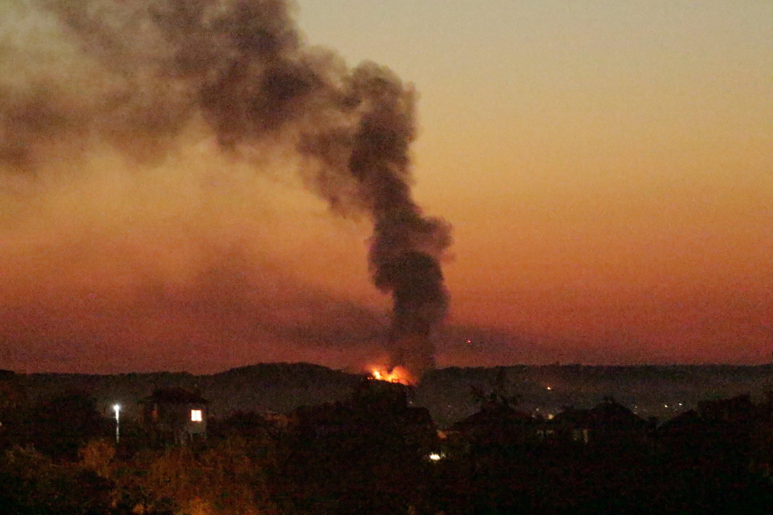 У Львові 20.10.2020 сталась пожежа: 2 людей отруїлись димом – відео У Львові 20.10.2020 сталась пожежа: 2 людей отруїлись димом – відео