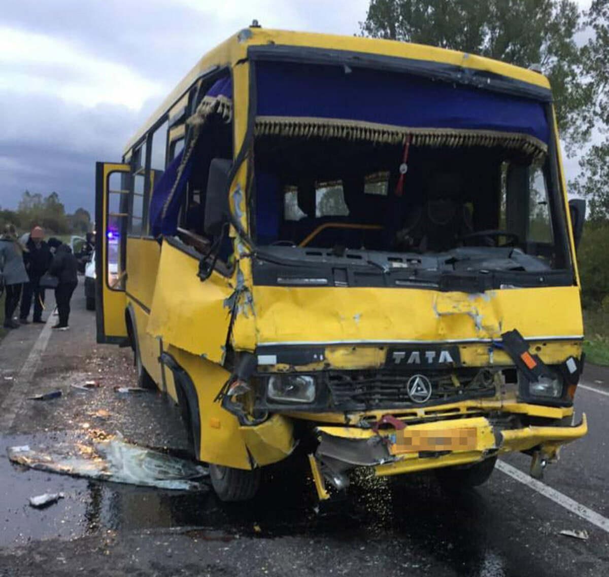 Масштабна ДТП на Львівщині 19.10.2020: постраждали 10 пасажирів – фото