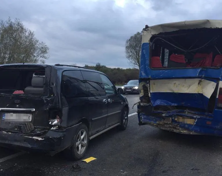 Масштабна ДТП на Львівщині 19.10.2020: постраждали 10 пасажирів – фото Масштабна ДТП на Львівщині 19.10.2020: постраждали 10 пасажирів – фото