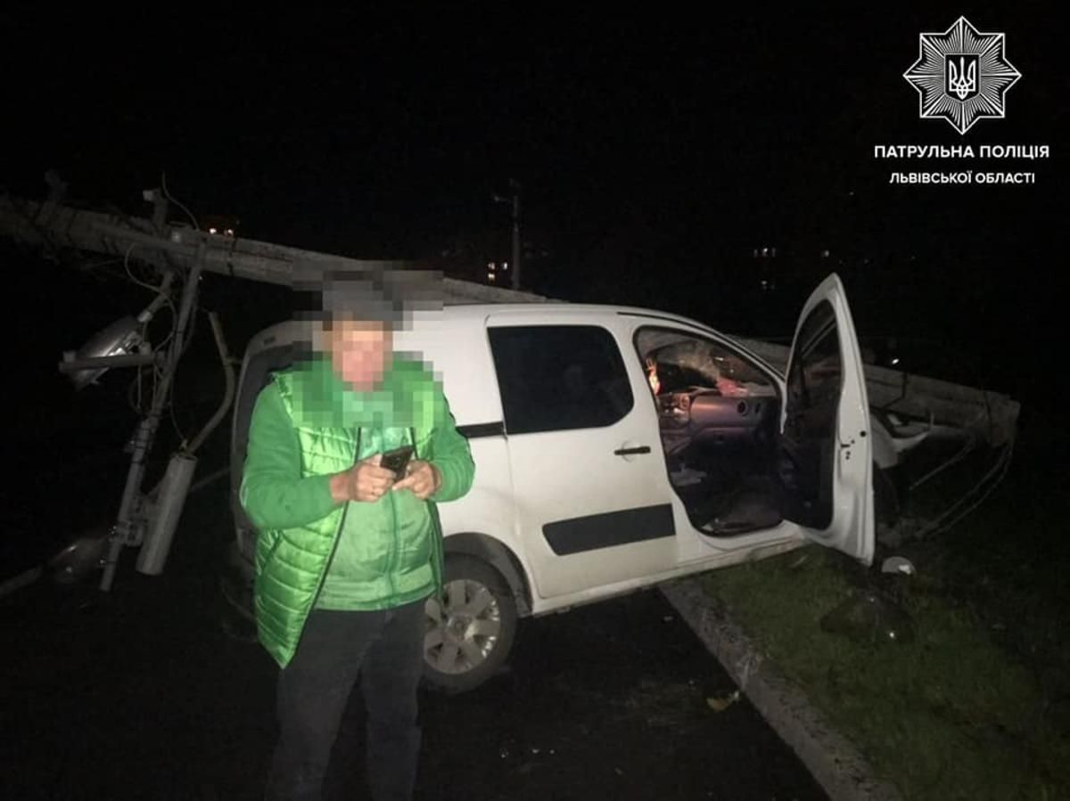 Во Львове пьяный мужчина врезался в столб: ехал забирать ребенка Во Львове пьяный мужчина врезался в столб: ехал забирать ребенка