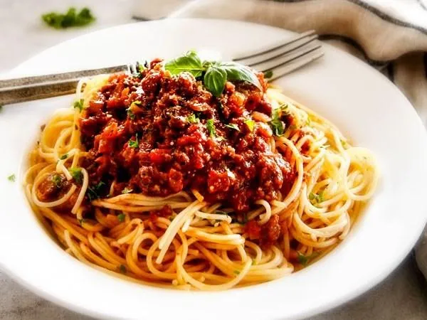 С пастой: 5 вкусных и оригинальных рецептов со спагетти