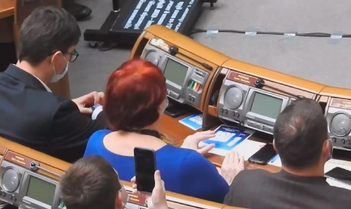 Третьякова дивно поводилася у Раді: відео, реакція мережі Третьякова дивно поводилася у Раді: відео, реакція мережі