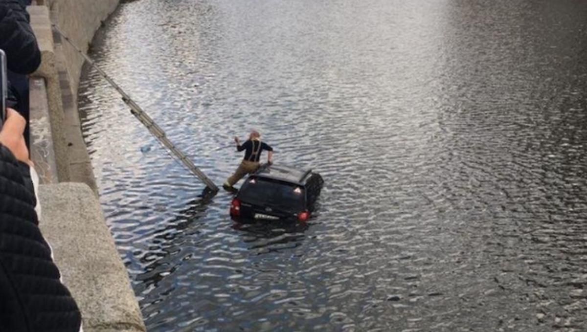 Харьковская русалочка, утопившая джип, оказалась сотрудницей ГСЧС Харьковская русалочка, утопившая джип, оказалась сотрудницей ГСЧС