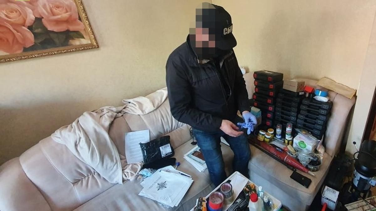 Працівники СБУ накрили угрупування, яке займалося продажем зброї Працівники СБУ накрили угрупування, яке займалося продажем зброї