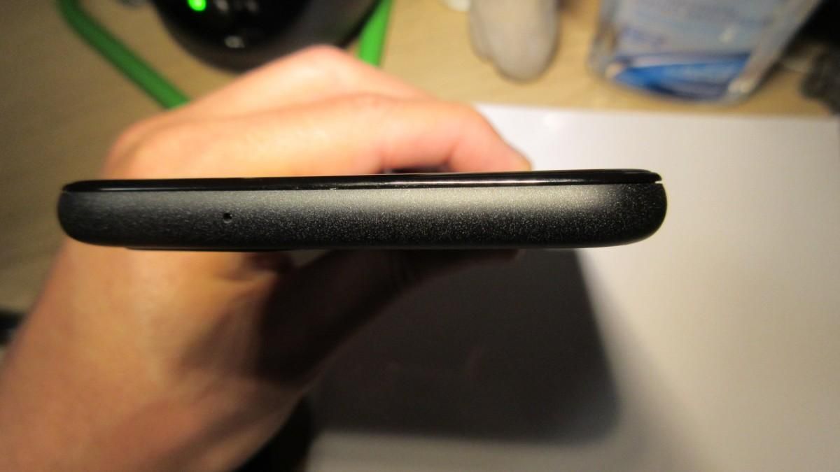 Власники Google Pixel 5 виявили загадкову щілину на смартфоні Власники Google Pixel 5 виявили загадкову щілину на смартфоні