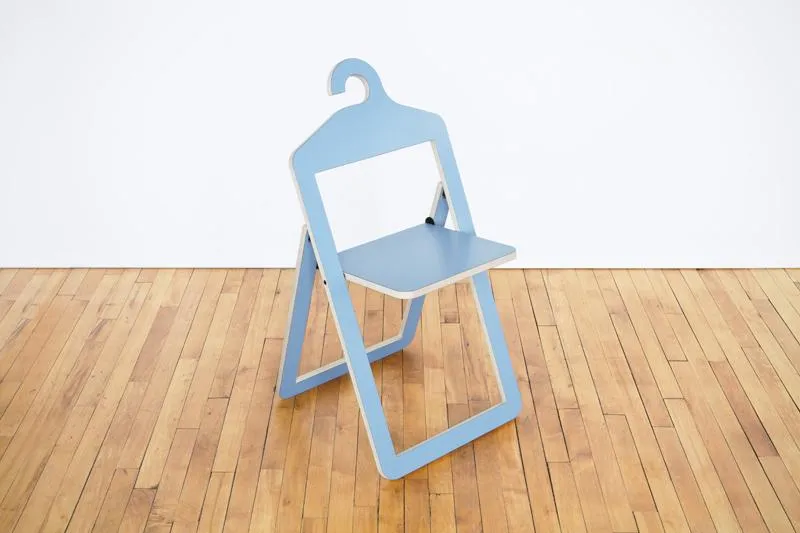 Такий стілець можна повішати в шафу, а на нього - верхній одяг