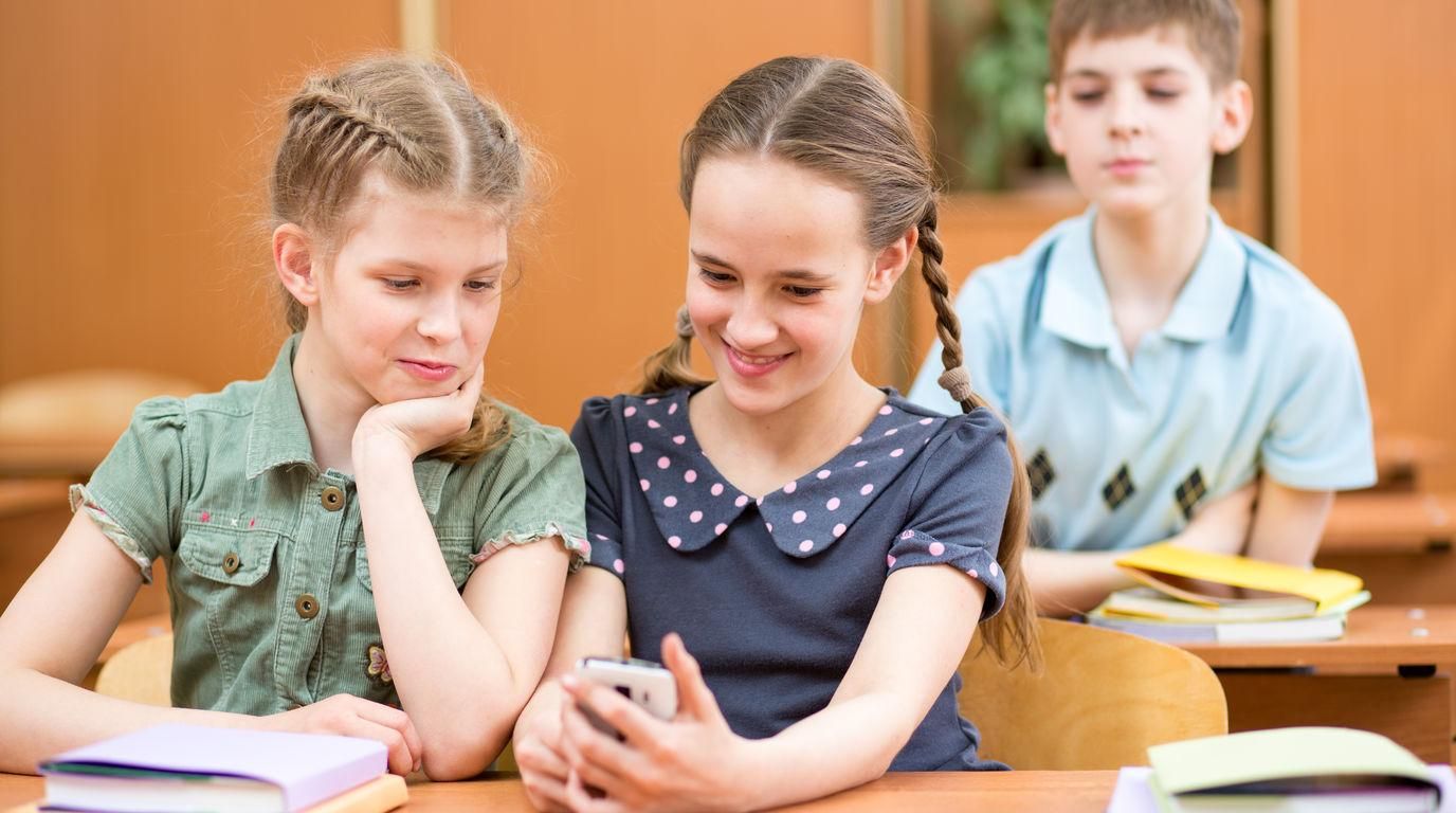 У школах хочуть заборонити телефони для учнів: з'явився проєкт закону У школах хочуть заборонити телефони для учнів: з'явився проєкт закону