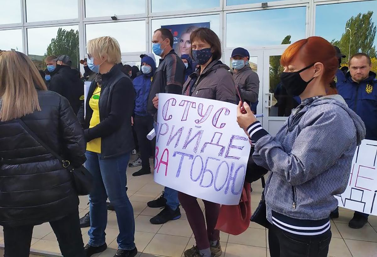 Стус придет за тобой: в Николаеве пикетируют встречу Медведчука